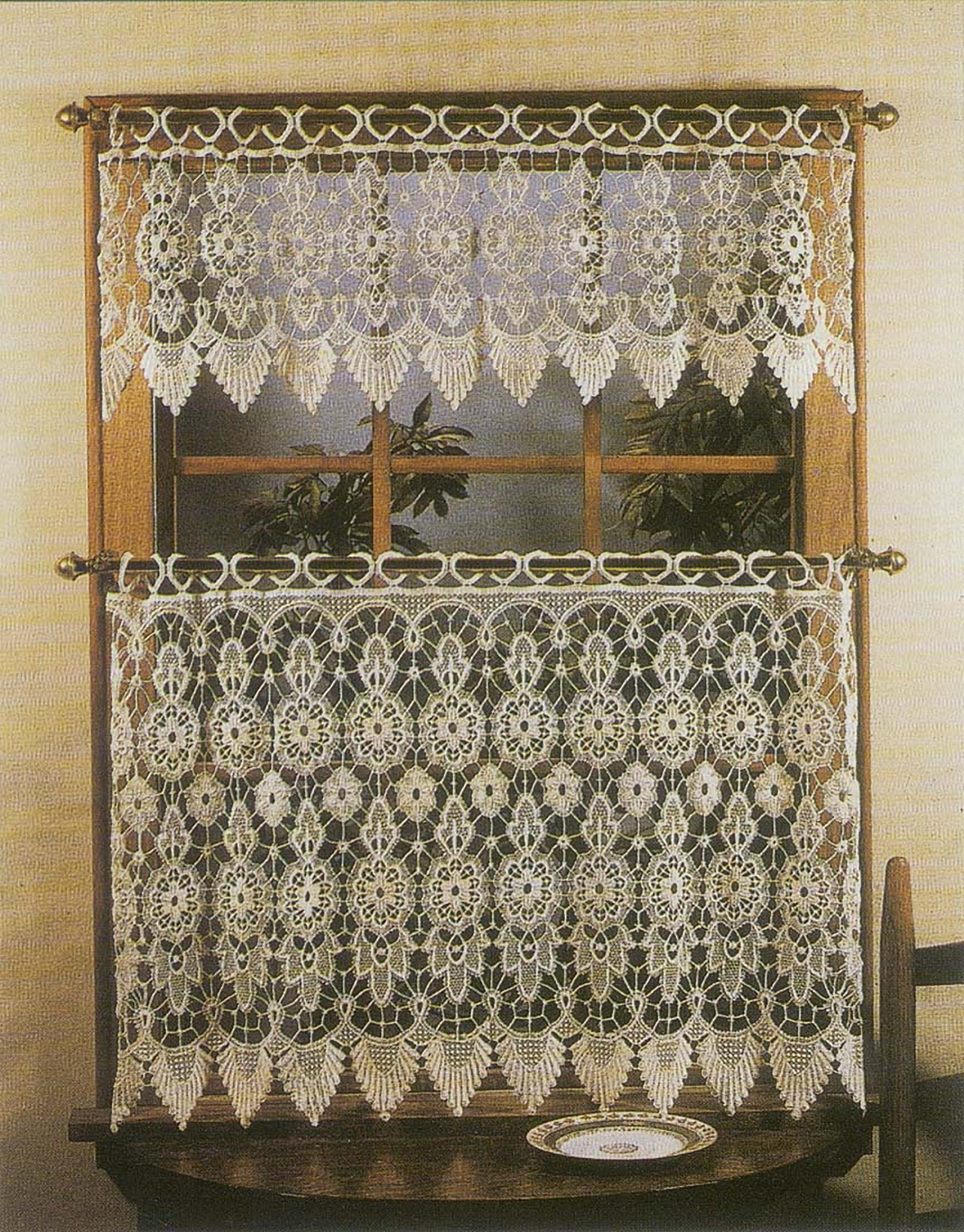 Medallion Tier with Valance